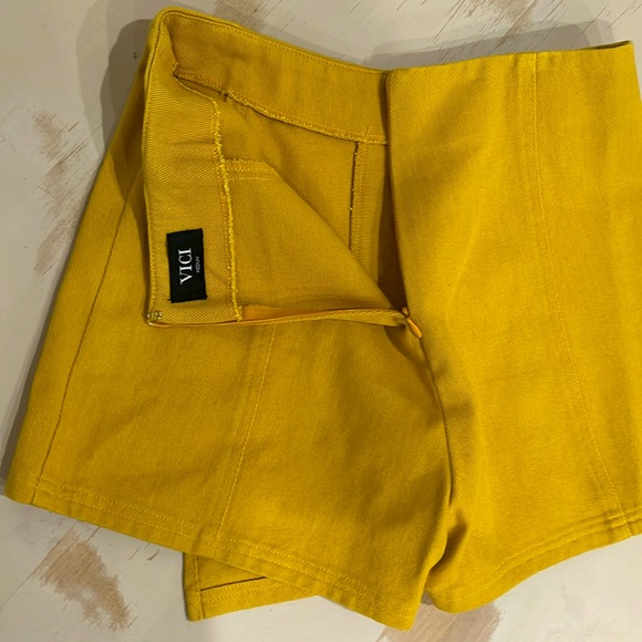 Vici Skort - 30% Off Bundles! - Picture 4 of 4